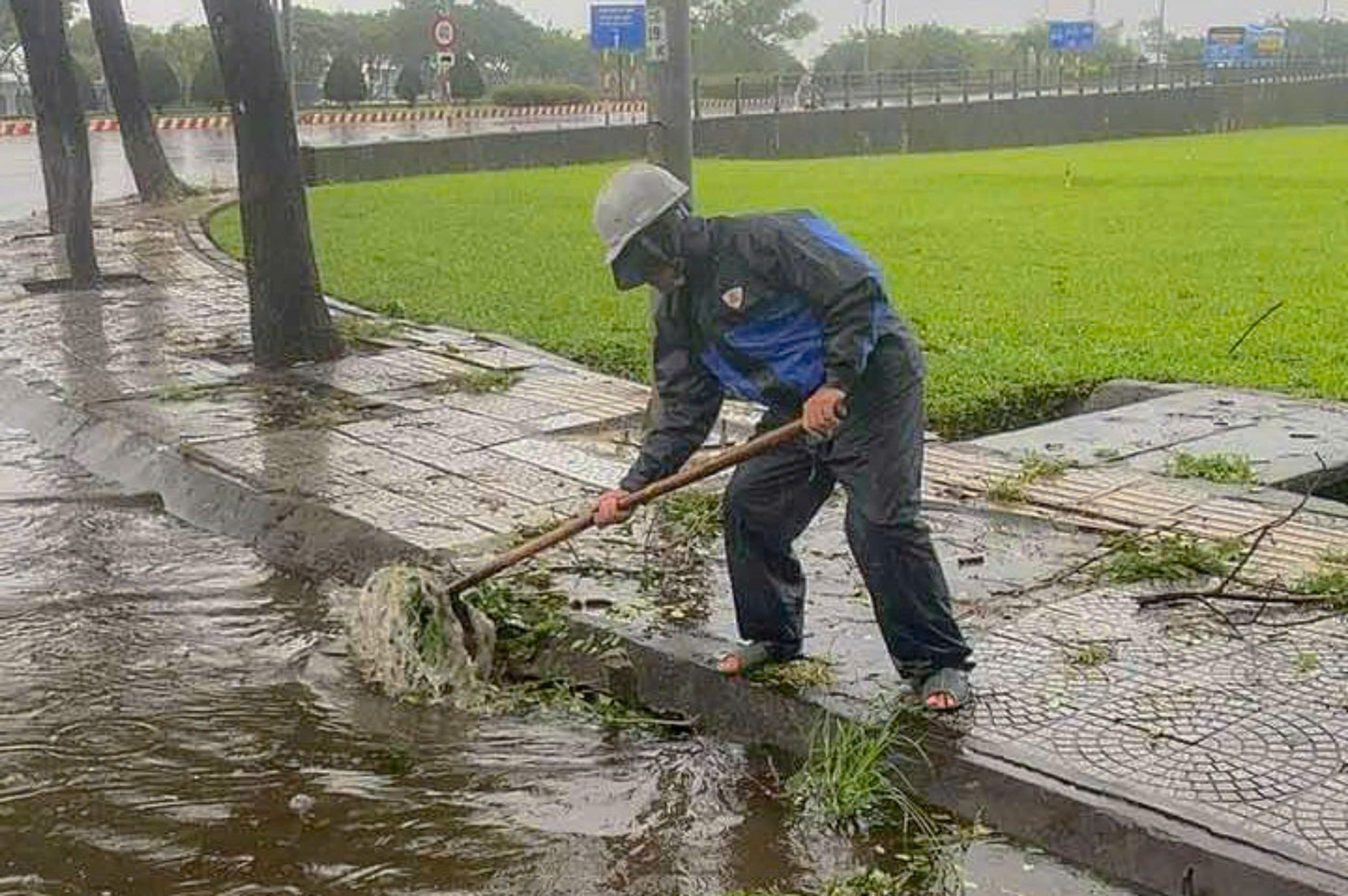 Một số vị trí cây xanh bị nghiêng, ngã đổ ra đường đã được phía nhà thầu quản lý hỗ trợ các đơn vị liên quan kịp thời thu dọn cây xanh, bảo đảm giao thông trên tuyến đường. Ảnh: THÀNH LÂN