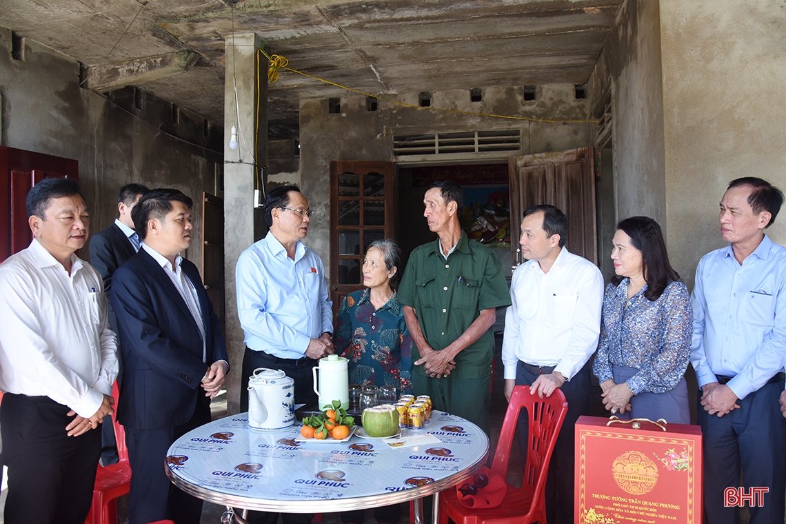 Vice Chairman of the National Assembly wishes a happy new year to people, officers and soldiers in Ha Tinh