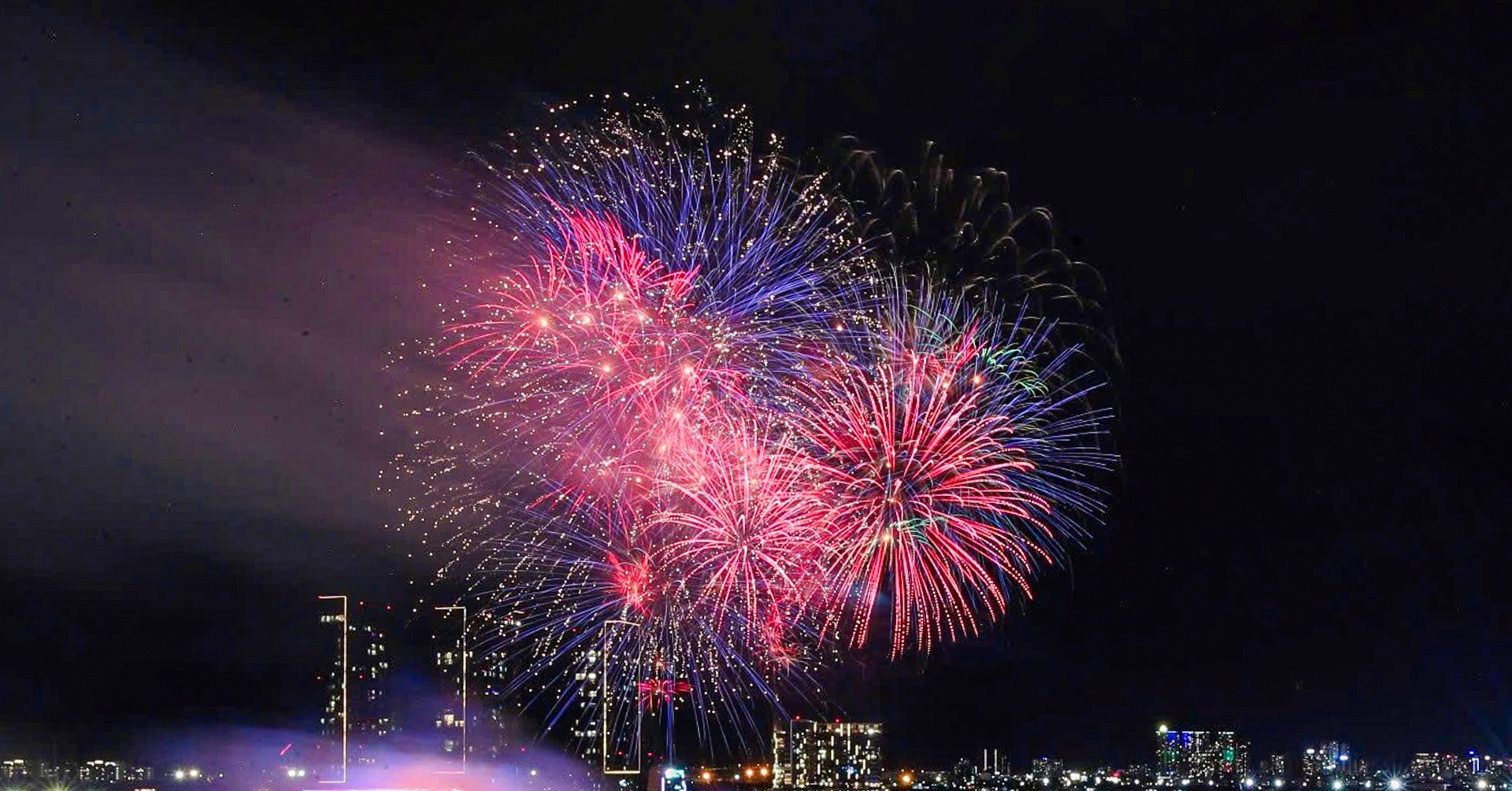 Des feux d'artifice pour célébrer la fête nationale le 2 septembre illuminent le ciel de Ho Chi Minh-Ville