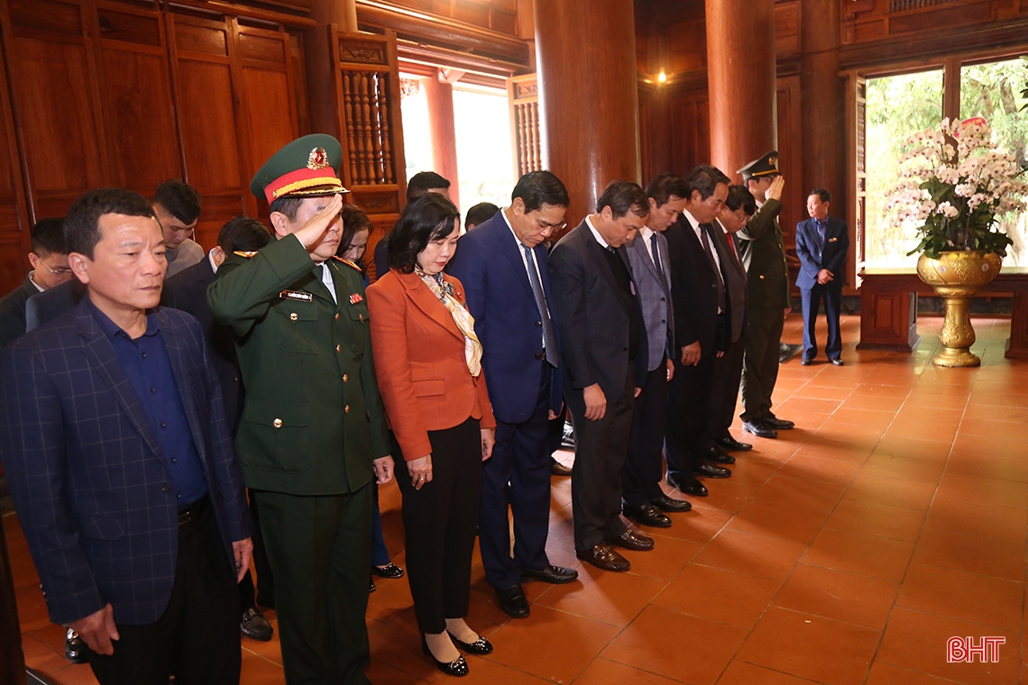 Ha Tinh leaders offer incense at red addresses on the occasion of the 94th anniversary of the Party's founding