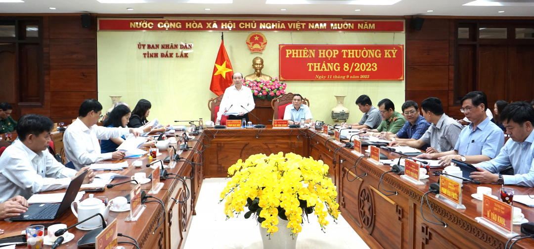 Chủ tịch UBND tỉnh Phạm Ngọc Nghị phát biểu tại phiên họp.