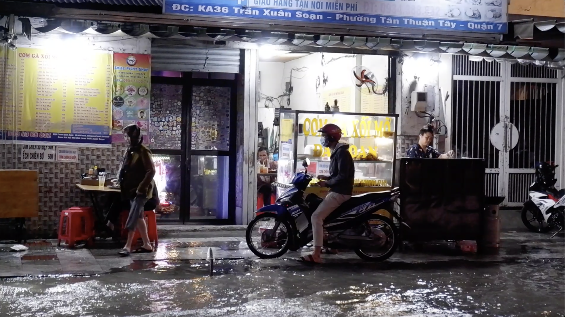 Embouteillages et routes inondées à Ho Chi Minh-Ville après des pluies inhabituelles combinées à une marée haute le 15e jour du 12e mois lunaire, photo 8