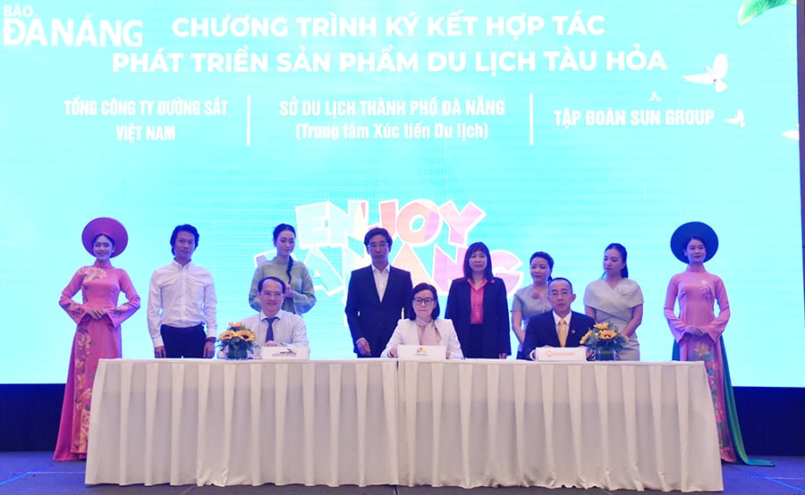 Le vice-président du Comité populaire de la ville, Tran Chi Cuong, a assisté à la signature d'accords de coopération entre des représentants de l'industrie du tourisme et des unités de transport et d'attraction de touristes à Da Nang.