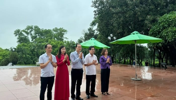 L'Association des journalistes de la province de Vinh Phuc rend visite aux martyrs héroïques et leur rend hommage