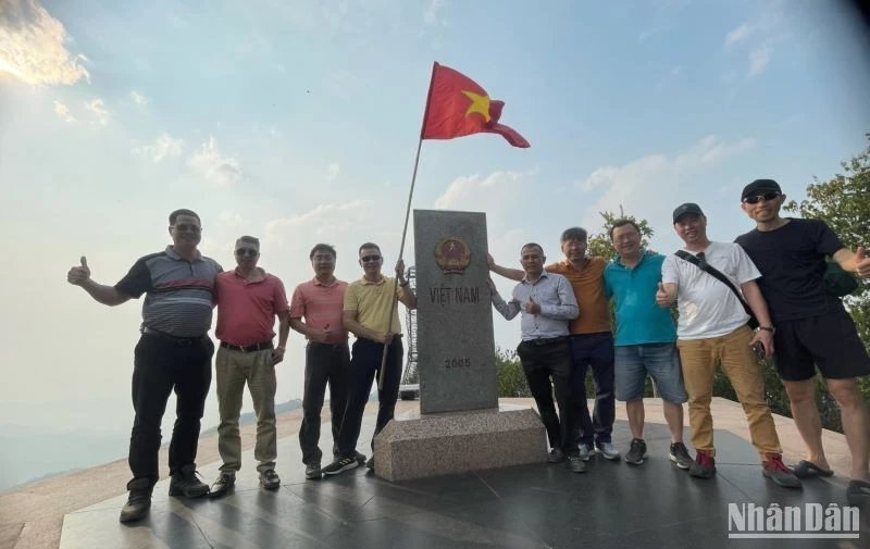 Lên cột mốc số 0 trên đỉnh Khoan La San
