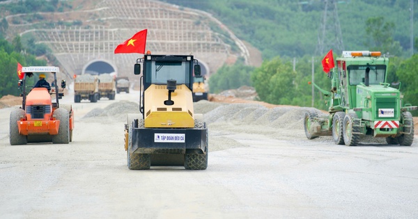 El sonido retumbante de las máquinas en el sitio de construcción de la autopista Quang Ngai