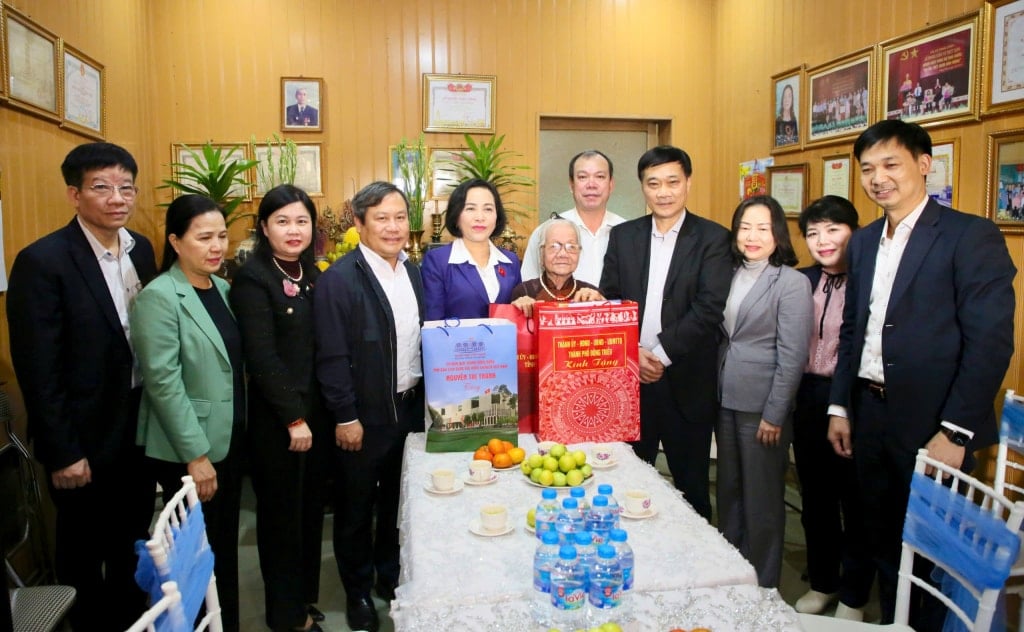 La vicepresidenta de la Asamblea Nacional, Nguyen Thi Thanh, y el secretario del Comité Provincial del Partido, Vu Dai Thang, visitaron y entregaron regalos a la heroica madre vietnamita, Nguyen Thi Phuong.