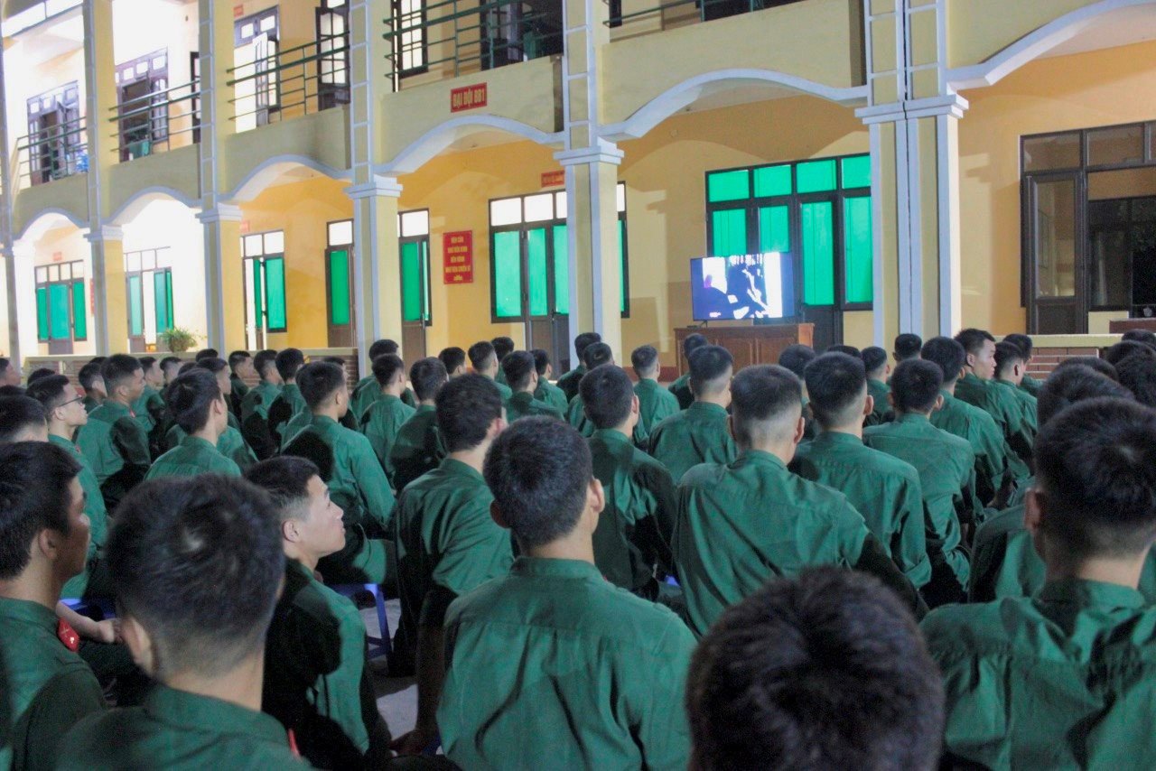 Soldados conmovidos al ver la película sobre la victoria de Dien Bien Phu