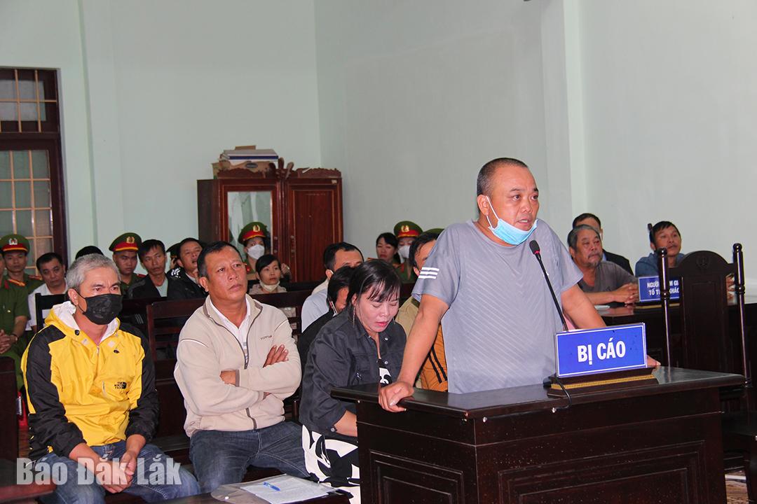 Defendant Nguyen Thanh Giang answered questions from the Trial Panel.