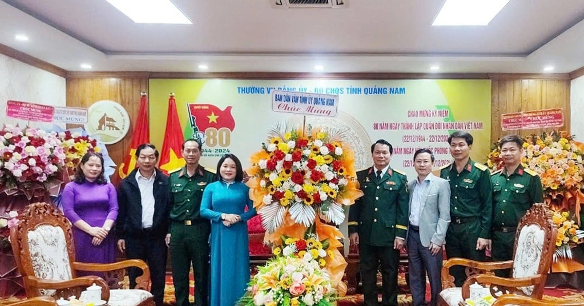 La jefa de la Comisión de Movilización de Masas del Comité Provincial del Partido, Huynh Thi Thuy Dung, visitó y felicitó al Comando Militar de Quang Nam