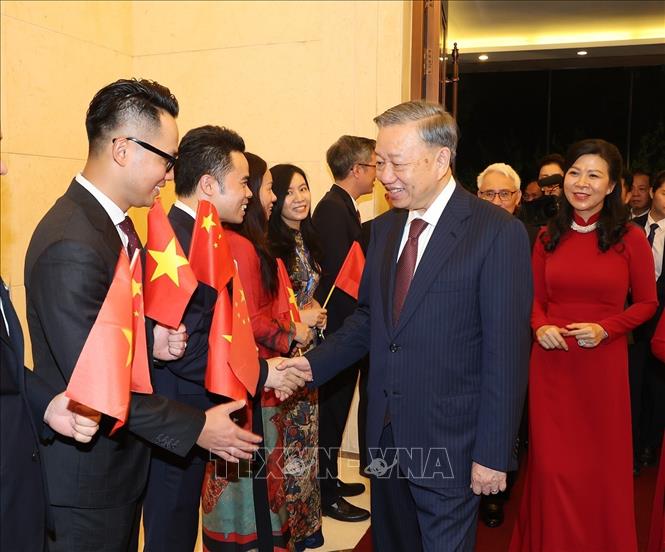 Le secrétaire général et président To Lam visite l'ambassade et rencontre la communauté vietnamienne en Chine