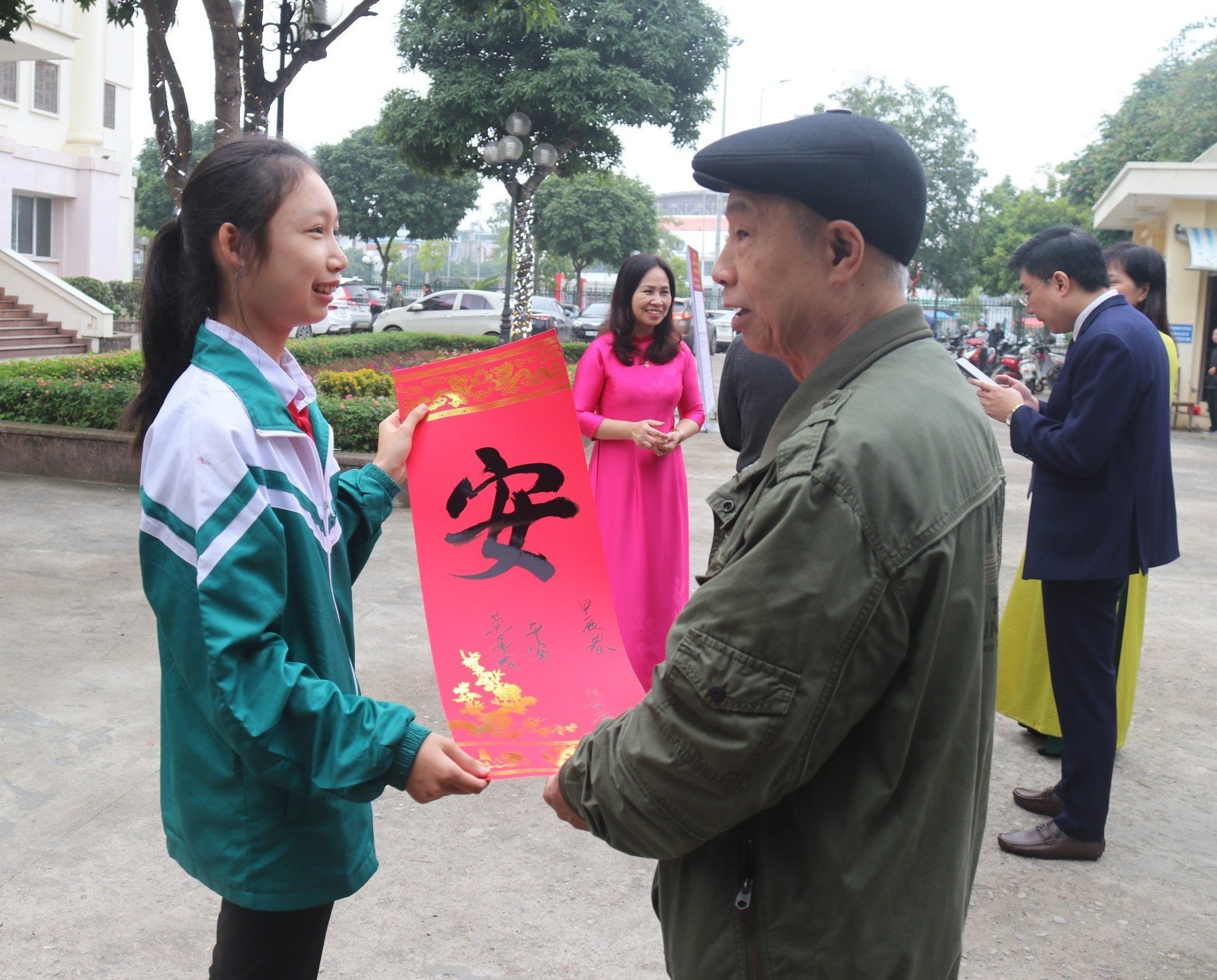 Thư viện tỉnh Hải Dương khai mạc trưng bày báo xuân Giáp Thìn và triển lãm thư pháp Hán Nôm