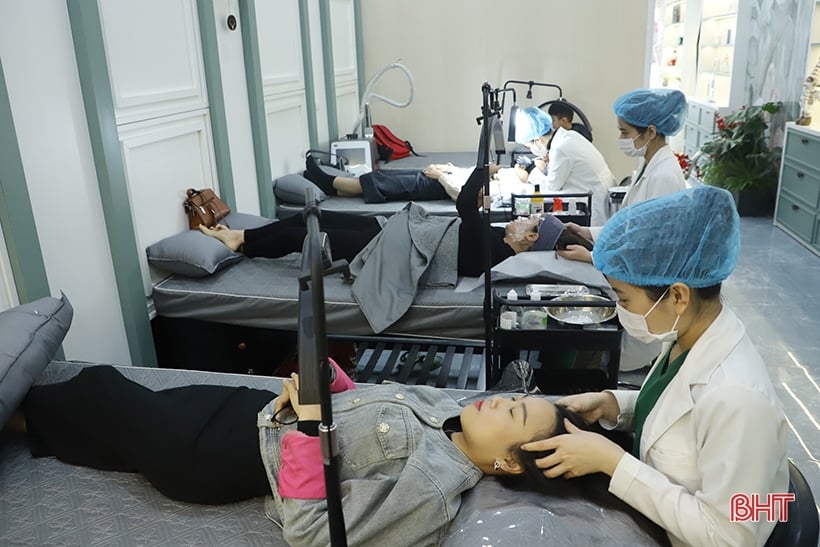 Los salones de belleza en Ha Tinh atraen clientes durante la temporada alta