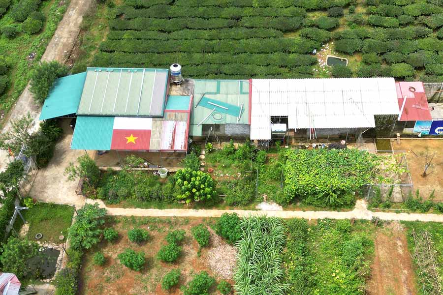 Image of the red flag with yellow star from the roof of Mr. Cong Vu's house - Lai Chau city, Lai Chau province. Photo: TH