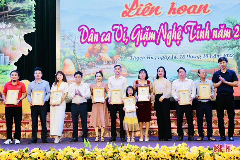 응옥썬 사찰은 타치하 구의 응에틴비와 지암 민속 노래 축제의 첫 번째 축제입니다.