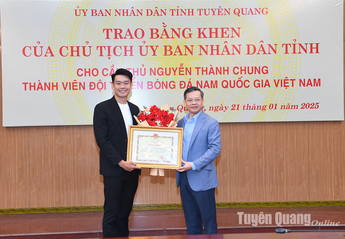 Chairman of the Provincial People's Committee met, commended and awarded a Certificate of Merit to National Football Player Nguyen Thanh Chung