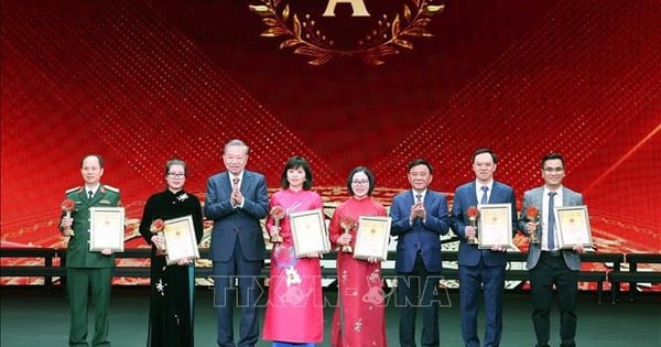 General Secretary To Lam attends the 9th Golden Hammer and Sickle Award Ceremony