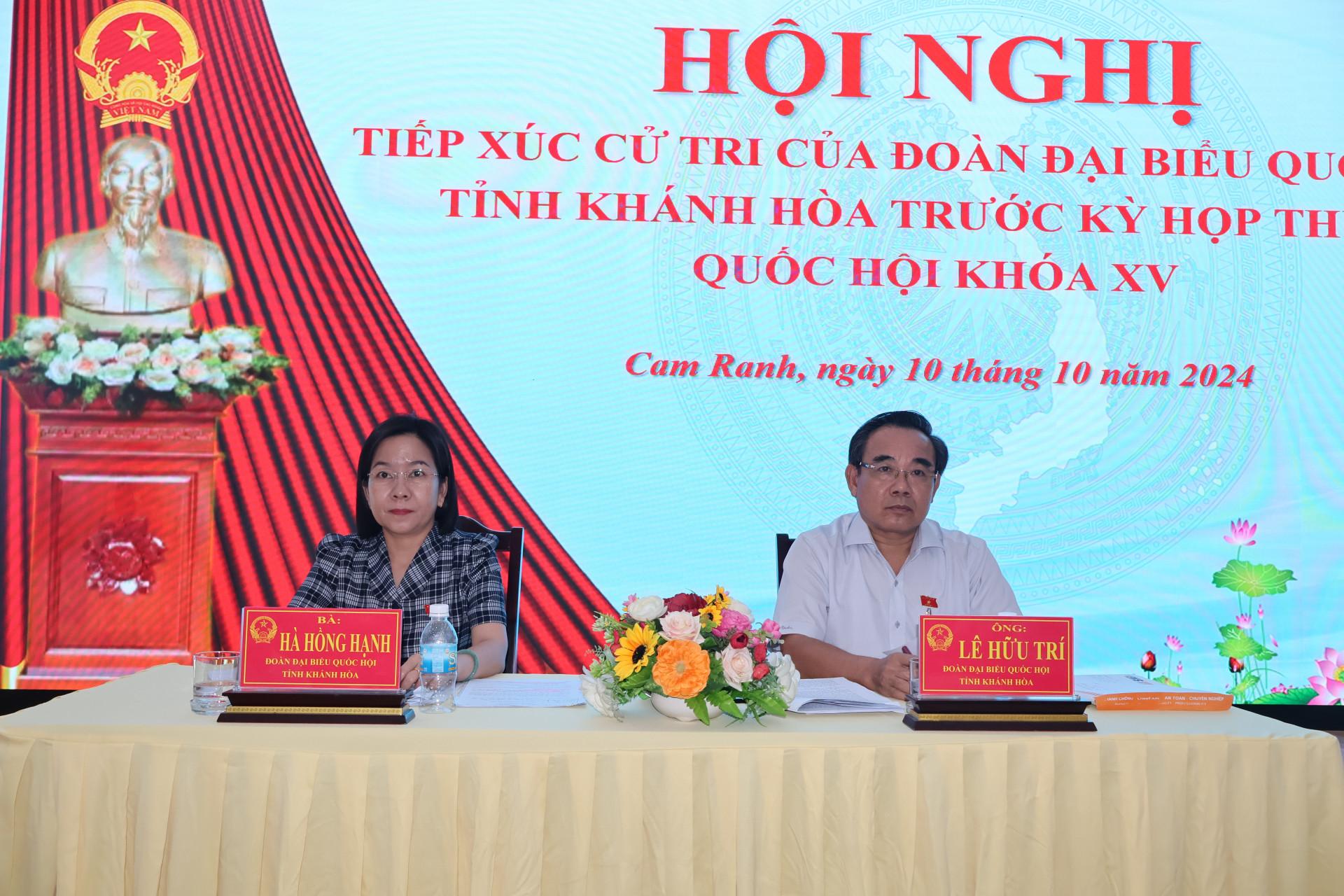Mr. Le Huu Tri and Ms. Ha Hong Hanh at the meeting with voters.