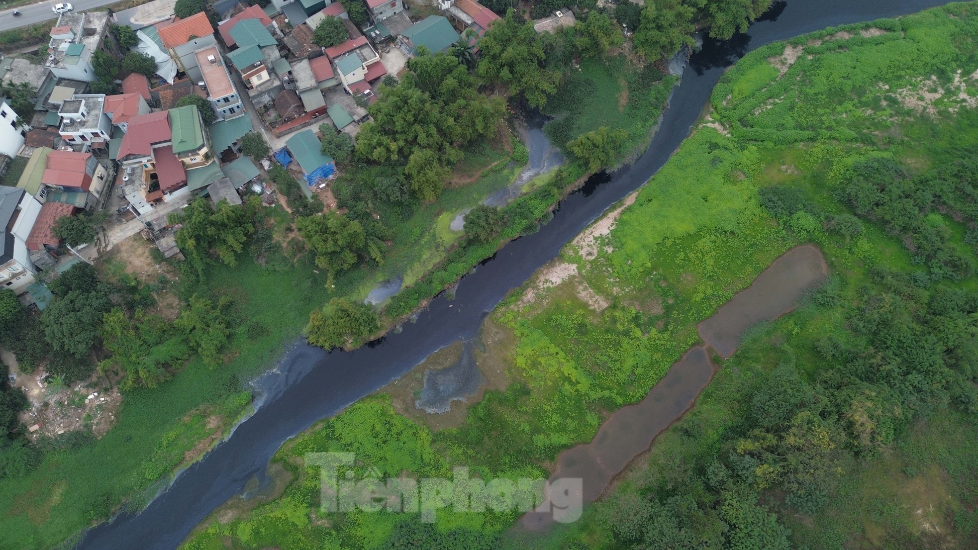 ហាណូយ៖ ទិដ្ឋភាព​បិទ​ជិត​នៃ​ទឹក​សំណល់​ពណ៌​ខ្មៅ​ហូរ​ចូល​ទន្លេ Day រូបថត ៦