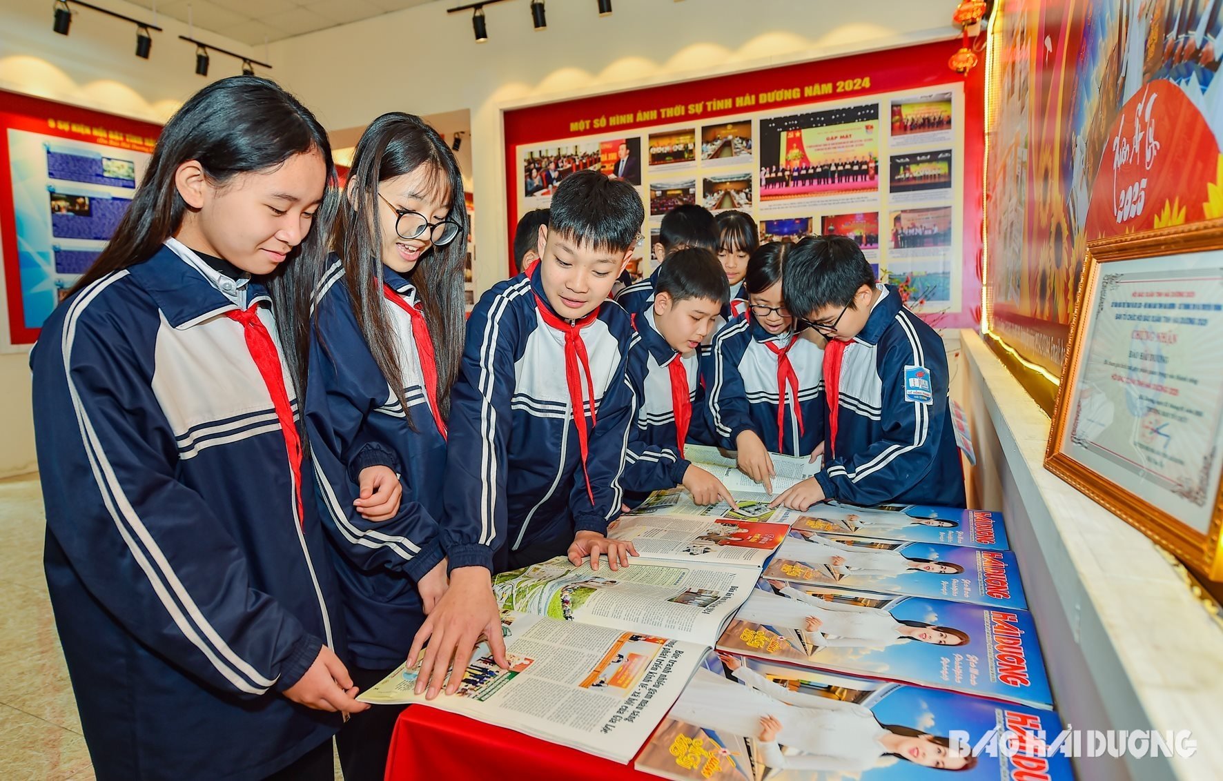 students-like-reading-hai-duong-newspapers.jpg