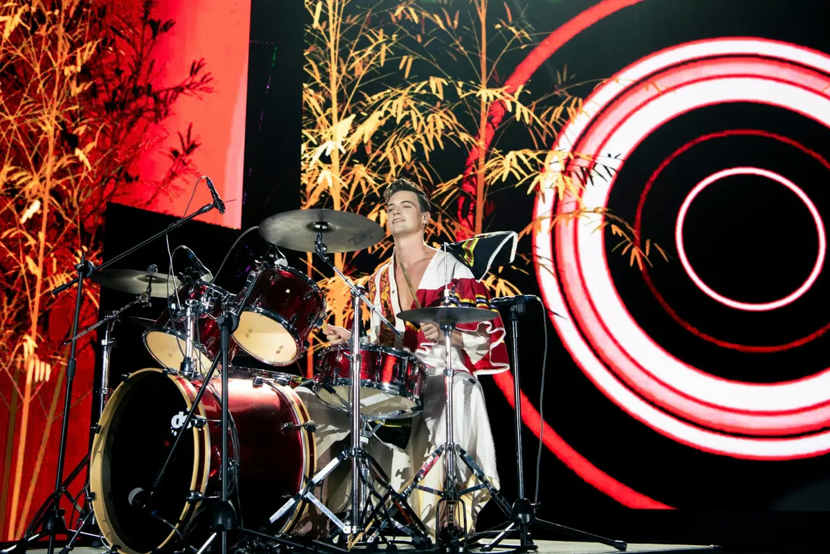 Combining Tuan Ngoc's performance was contestant Hubert Gromadzki's drumming performance. The interaction between the Polish representative and Tuan Ngoc heated up the Mr World final stage.