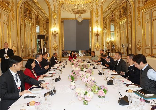 Le secrétaire général et président To Lam s'entretient avec le président français Emmanuel Macron