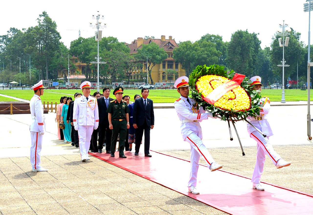 Lãnh đạo tỉnh Viêng Chăn (Lào) vào Lăng viếng Chủ tịch Hồ Chí Minh