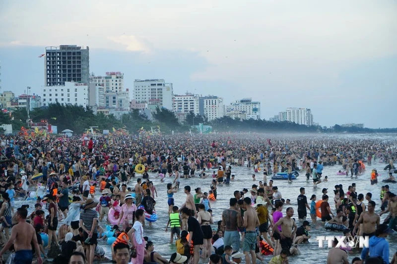 Các bãi biển ở Bắc Trung Bộ thường xuyên quá tải vào mùa hè, nhưng ít khách thời gian còn lại trong năm. Trong ảnh: Đông khách tắm biển tại Sầm Sơn, Thanh Hóa. (Ảnh: TTXVN)