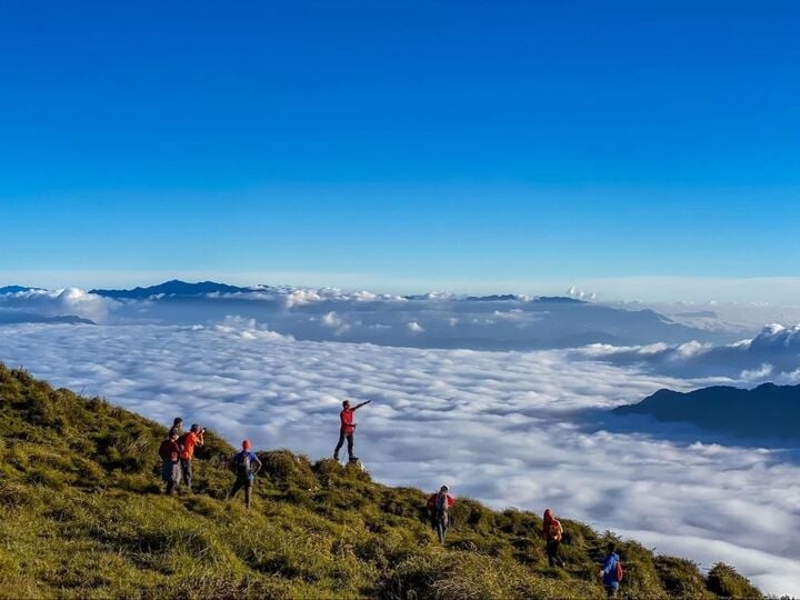 Le pic Lung Cung est un endroit idéal pour la chasse aux nuages. (Photo : Buu Dat)