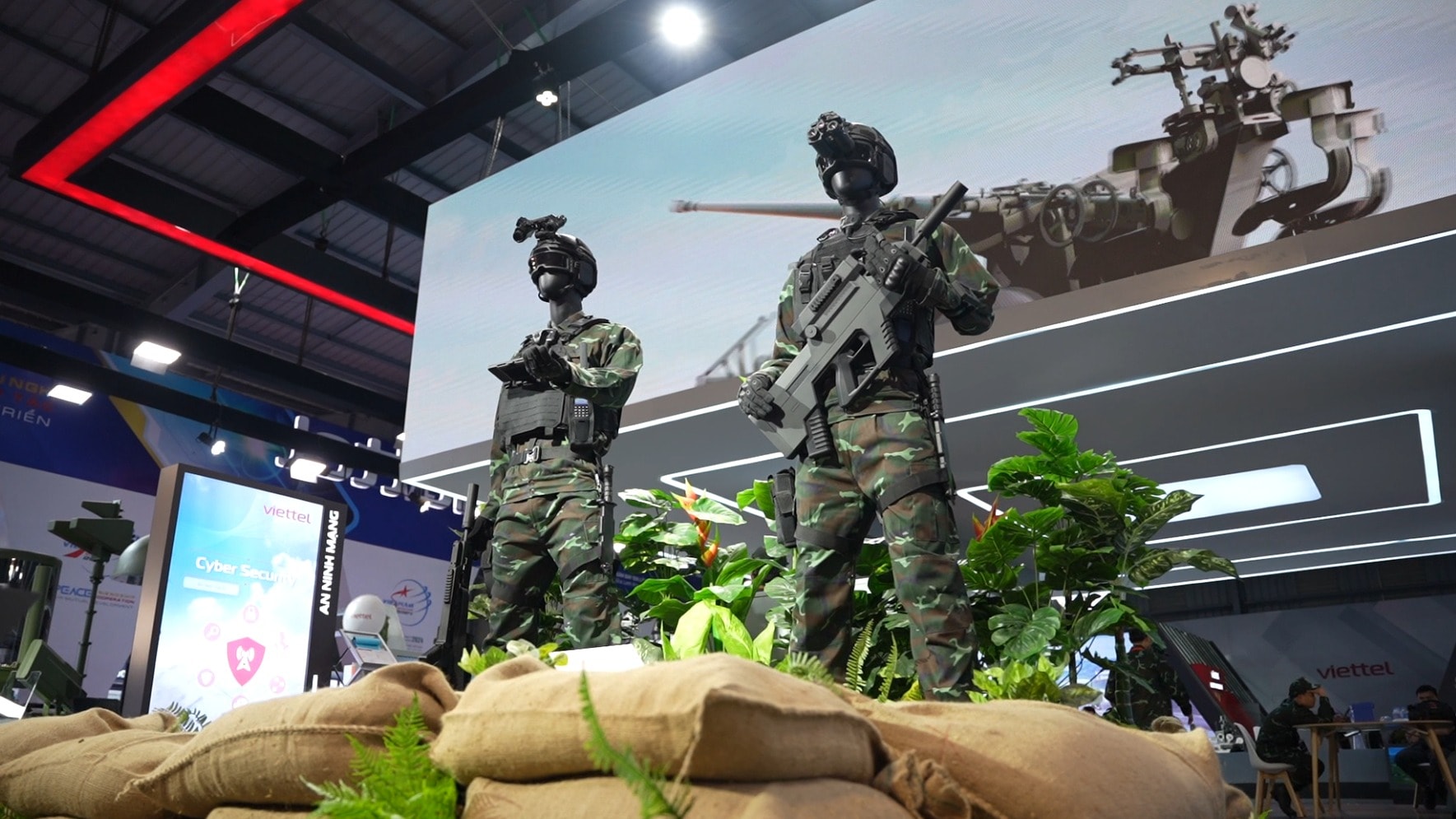 Signing 16 'huge' contracts at Vietnam International Defense Exhibition