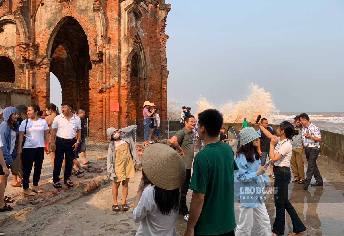 The architecture of the ruined church is very elaborately designed, beautiful and durable with soft, graceful arches.