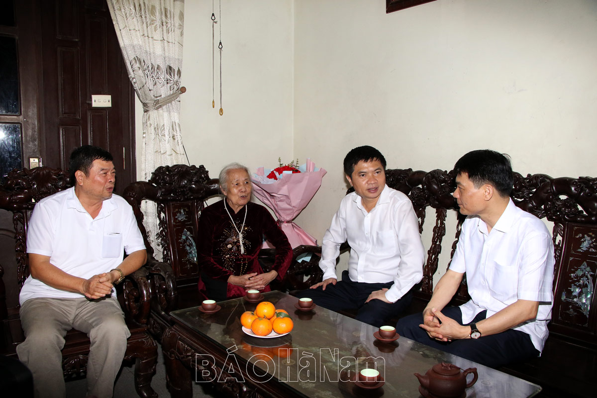 The Chairman of the Provincial People's Committee met and visited and presented gifts to the Youth Volunteer Force CSĐB DCHT living in Phu Ly city.