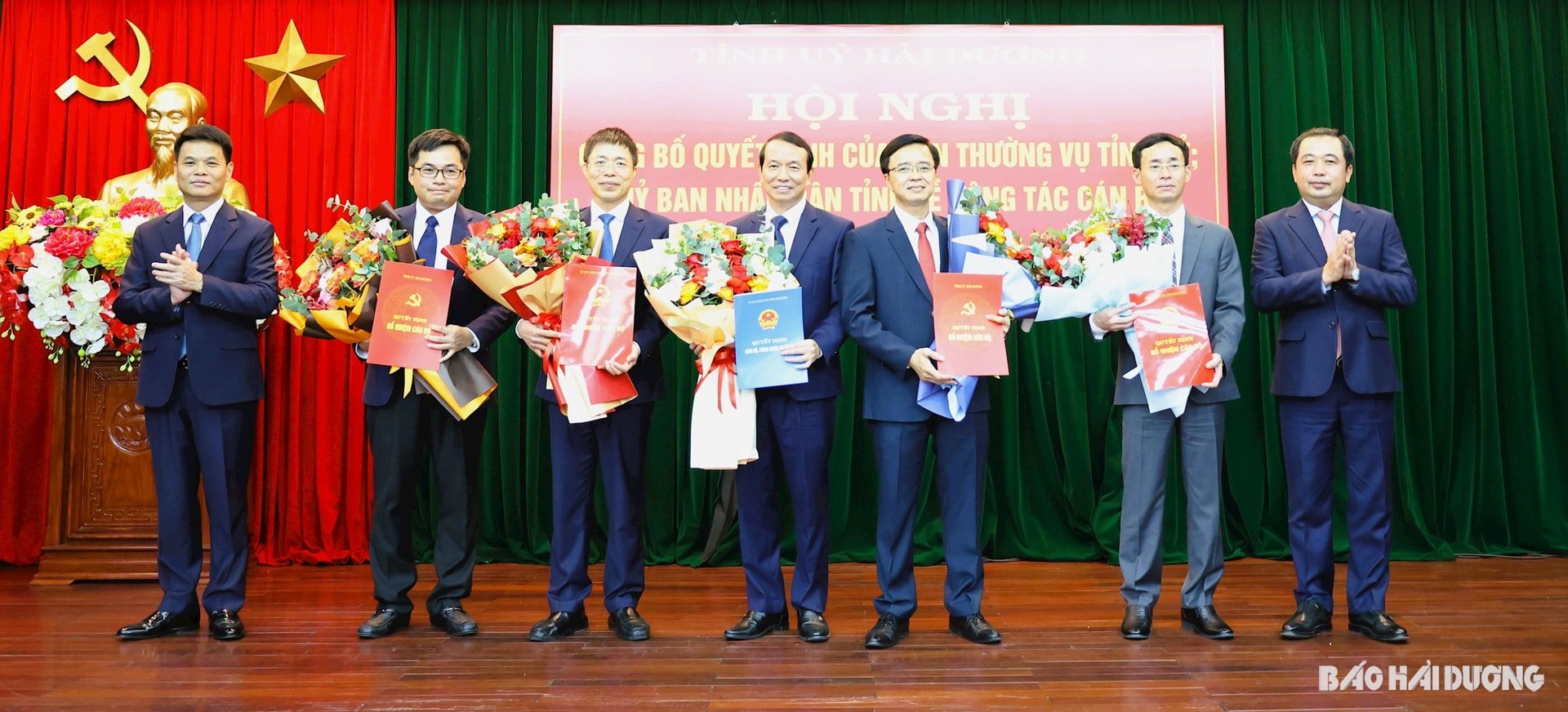동지들: 쩐득탕(Tran Duc Thang) 성 당 서기와 레응옥쩌우(Le Ngoc Chau) 성 인민위원회 위원장이 전출, 임명, 퇴직 동지들에게 결정서와 헌화를 전달했습니다. 사진 속 응우옌 주이 훙(Nguyen Duy Hung) 동지(왼쪽에서 두 번째)는 남삭(Nam Sach) 현 당위원회 상임 부서기로 임명되었습니다.