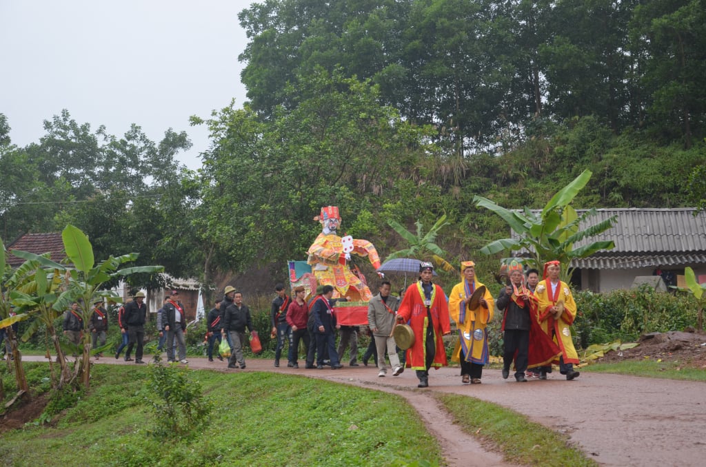 Procession in the great phan festival of the San Diu people in Cong Hoa commune, Cam Pha city.