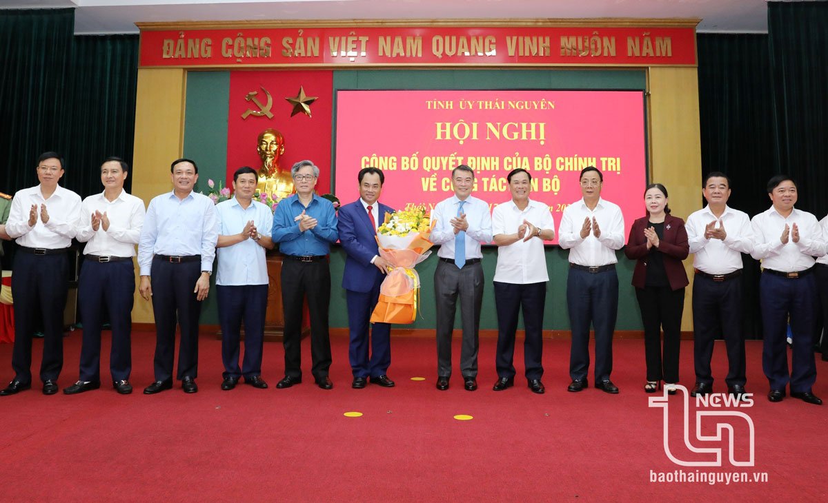 Đồng chí Trưởng Ban Tổ chức Trung ương Lê Minh Hưng và các đại biểu chúc mừng tân Bí thư Tỉnh ủy Thái Nguyên Trịnh Việt Hùng.