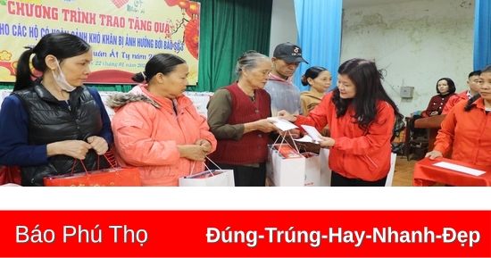 Giving gifts to households in difficult circumstances in Van Ban commune