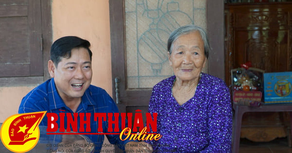 Les dirigeants provinciaux rendent visite aux proches et aux soldats de Dien Bien à La Ngau, Duc Phu