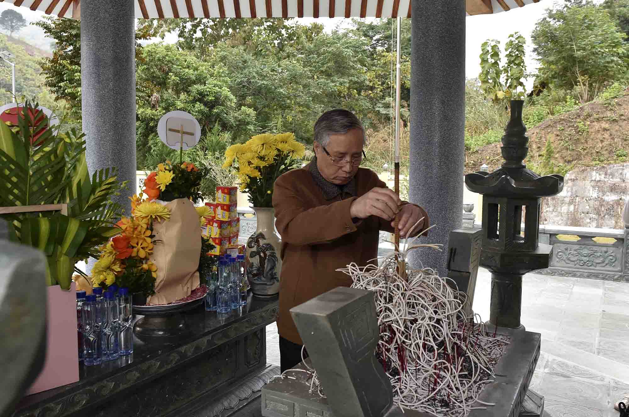 Trần Quốc Vượng dâng hương tại đài tưởng niệm các anh hùng liệt sĩ Ma Ly Pho.