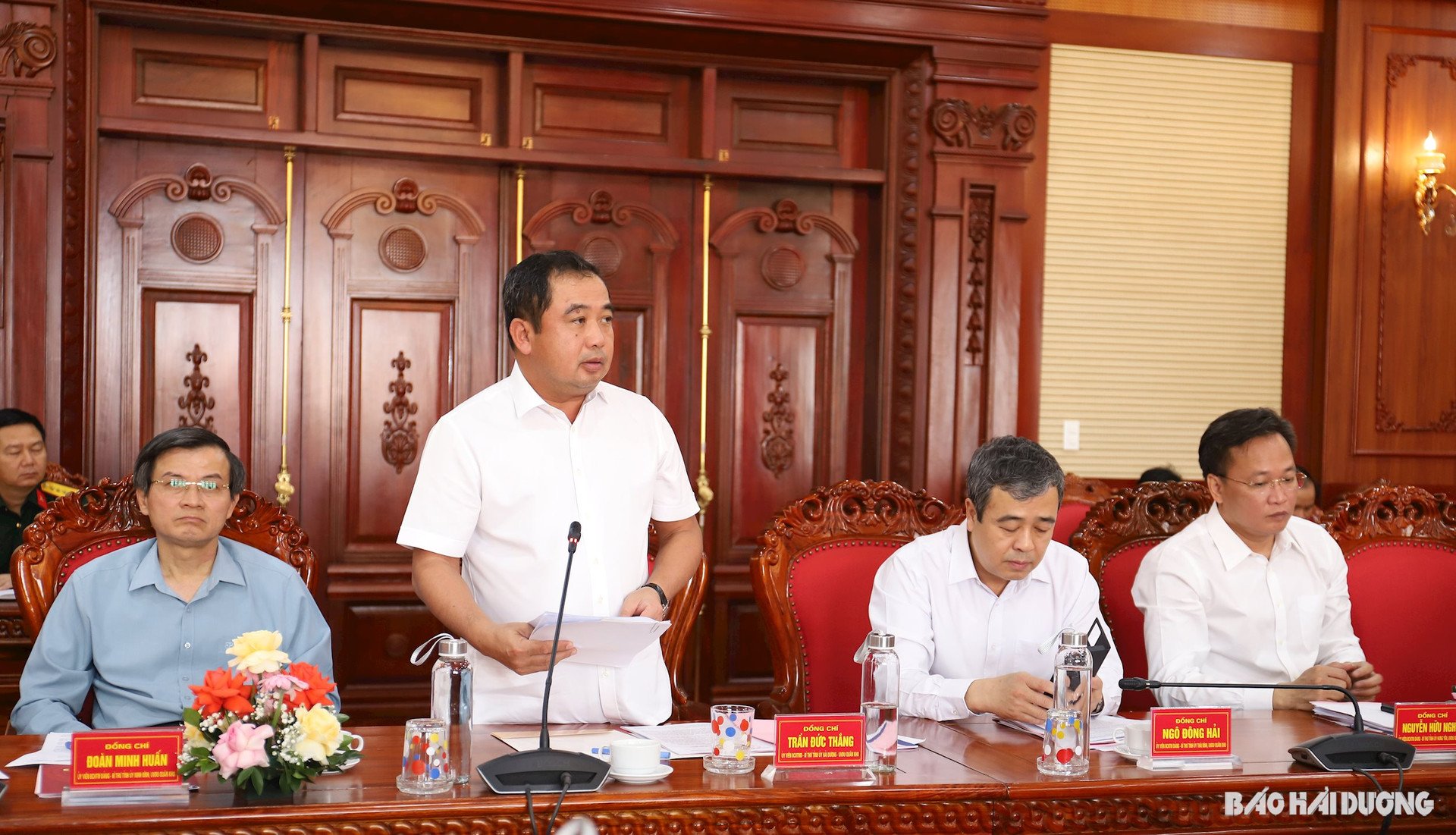 Le camarade Tran Duc Thang, membre du Comité central du Parti, secrétaire du Comité provincial du Parti de Hai Duong, a prononcé un discours lors de la conférence.