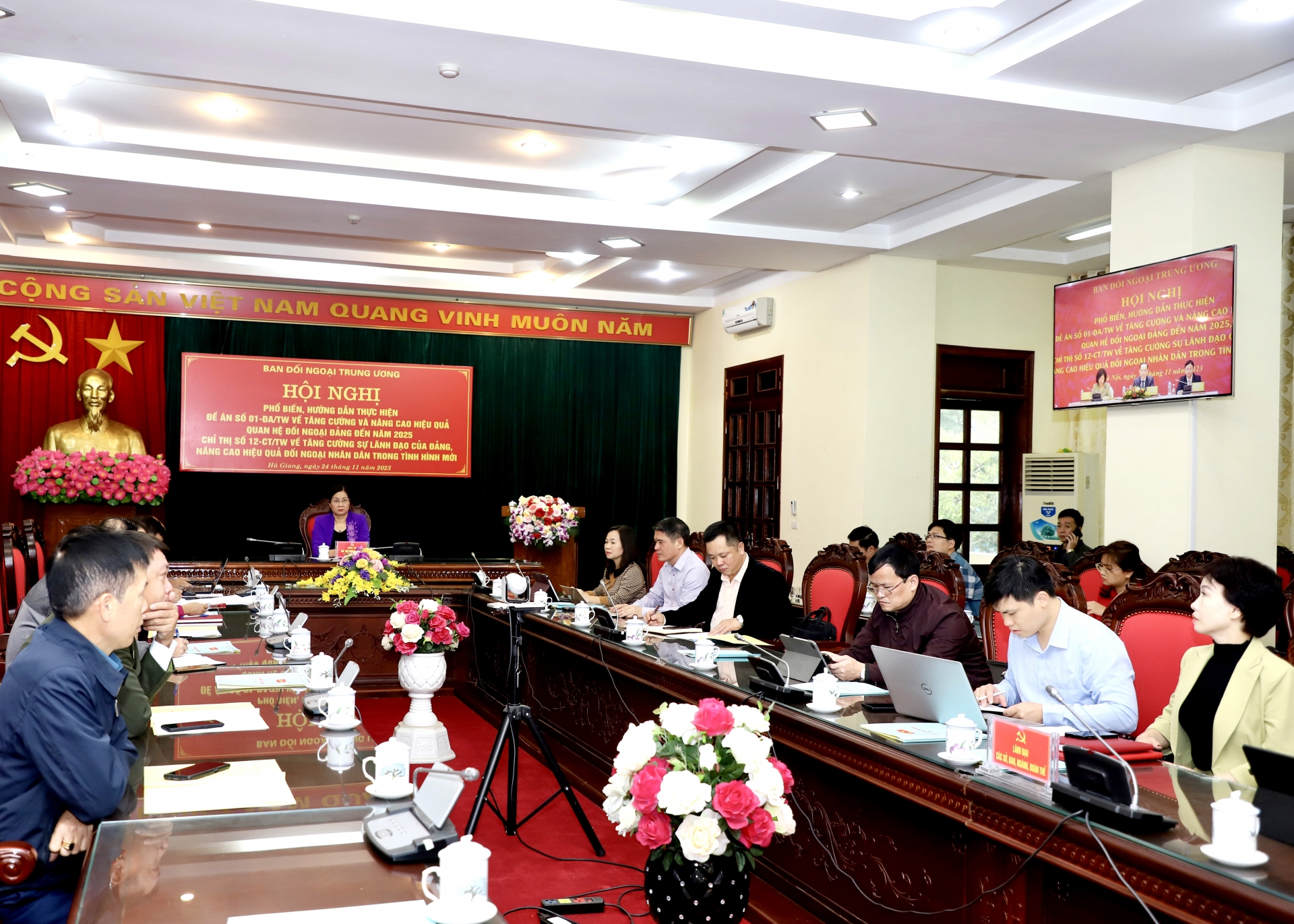 Vice Chairwoman of the Provincial People's Committee Ha Thi Minh Hanh and delegates attending the provincial bridge