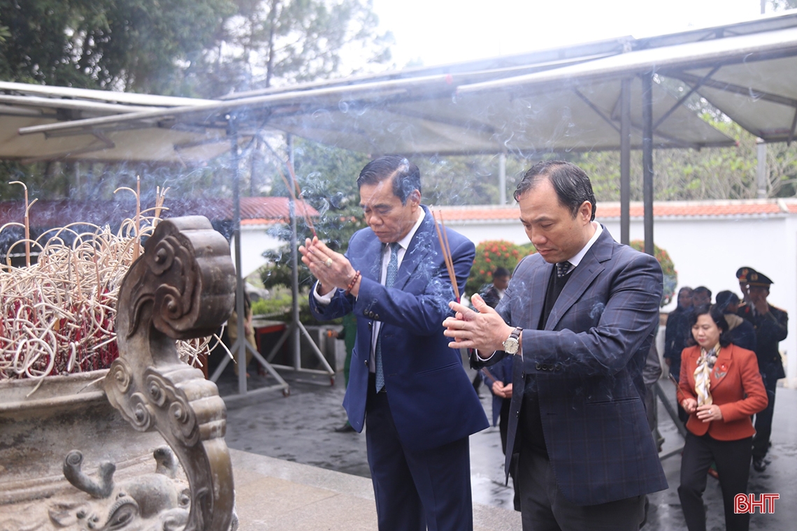 Ha Tinh leaders offer incense at red addresses on the occasion of the 94th anniversary of the Party's founding