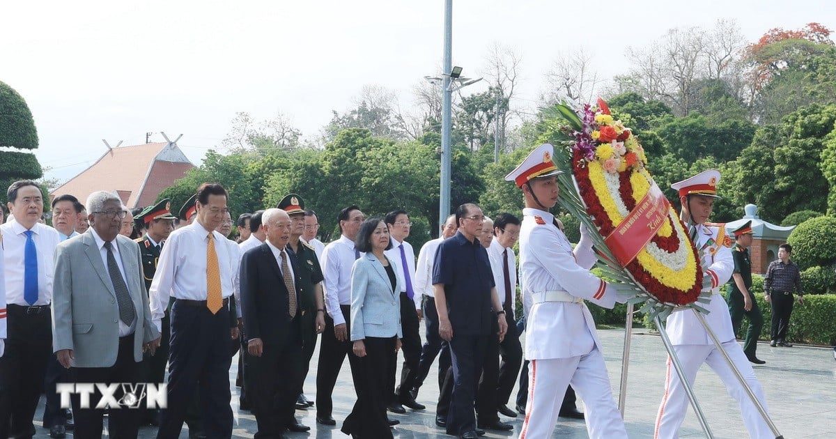 Les dirigeants et anciens dirigeants du Parti et de l'État rendent hommage aux martyrs héroïques