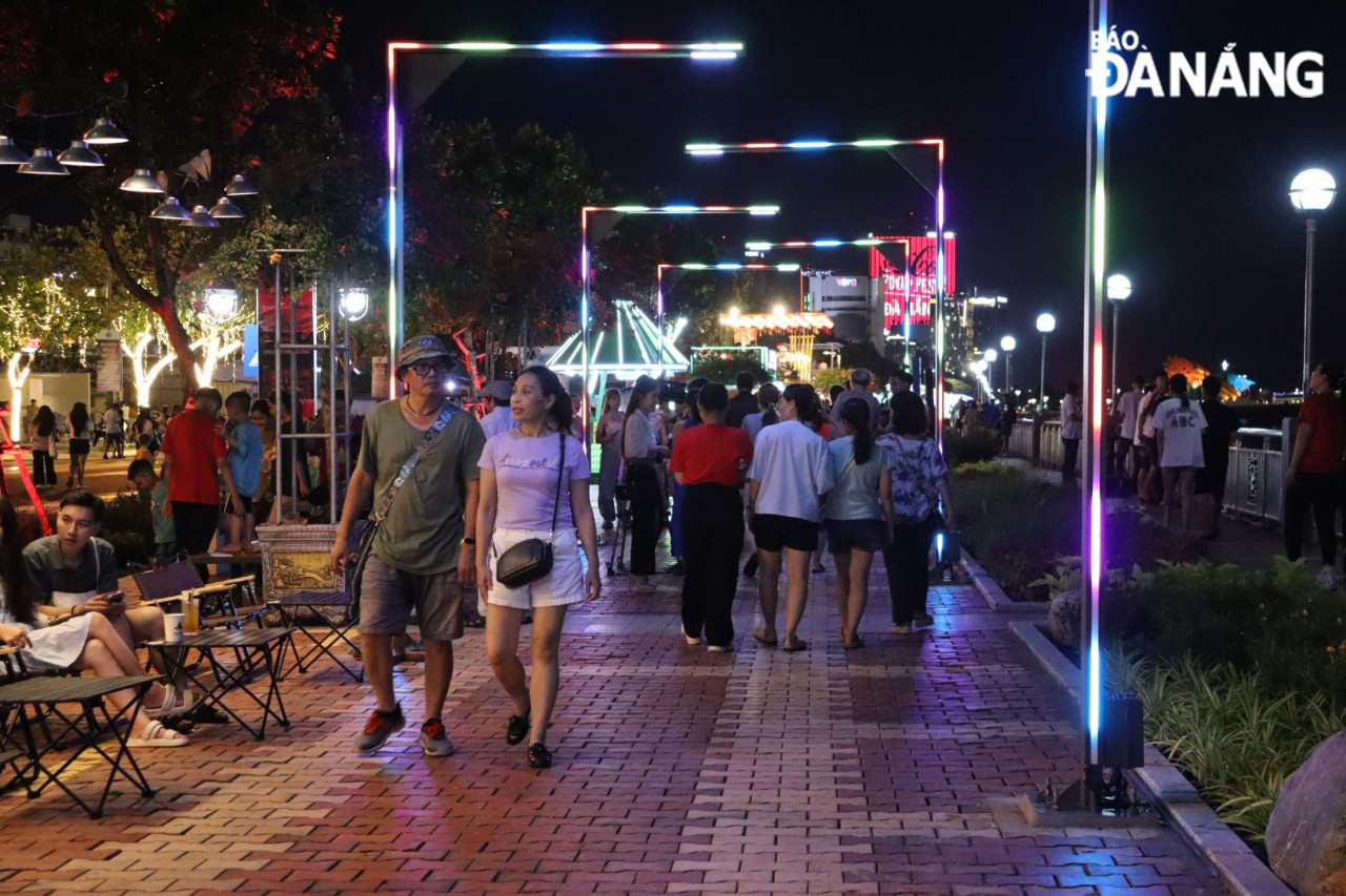 La rue piétonne Bach Dang contribue à créer des points forts culturels et à attirer les touristes dans la ville de Da Nang. Photo : TRAN TRUC