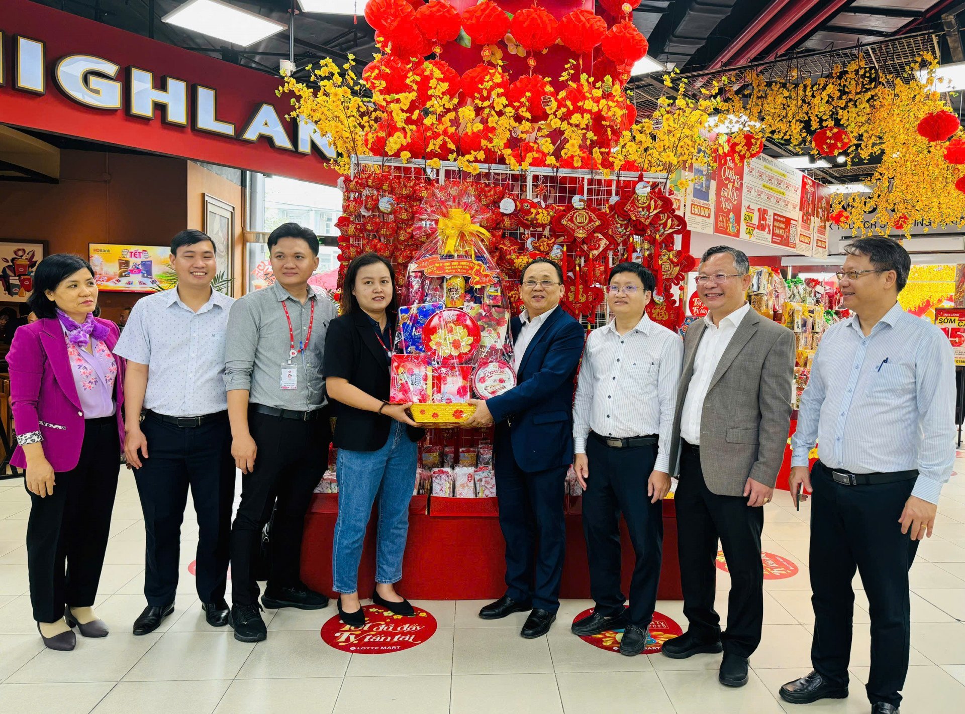 M. Le Huu Hoang a offert des cadeaux aux représentants du supermarché Lotte Mart de Nha Trang.