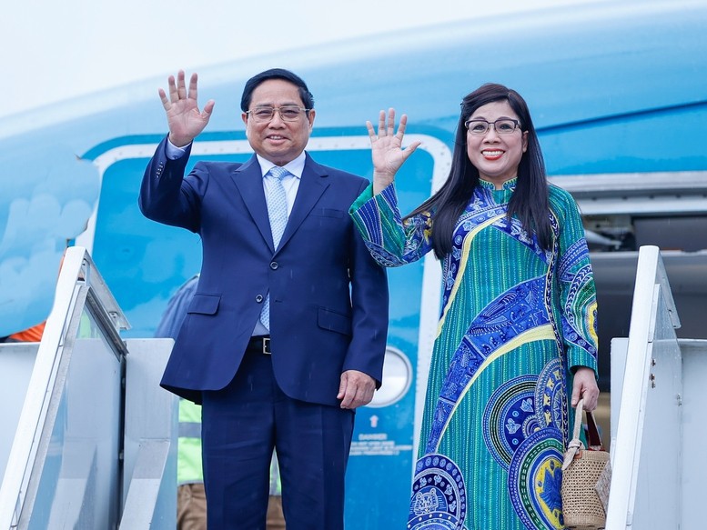 Premierminister Pham Minh Chinh und seine Frau treffen zusammen mit einer hochrangigen vietnamesischen Delegation am Militärflughafen Galeao in Rio de Janeiro, Brasilien, ein, um eine Arbeitsreise zur Teilnahme am G20-Gipfel anzutreten – Foto: VGP/Nhat Bac
