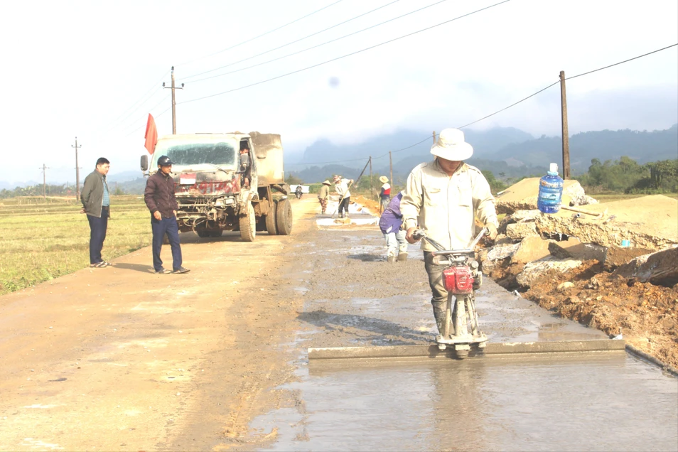 bna_ Đường mới đang mở, tạo điều kiện cho Con Cuông phát triển kinh tế - xã hội. Ảnh Bá Hậu.JPG