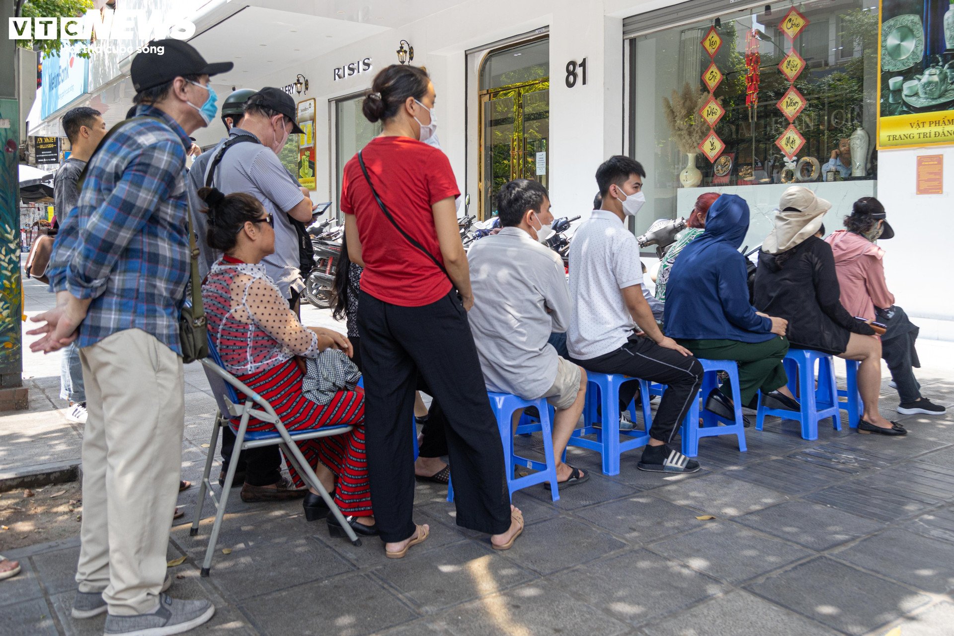 Mucha gente hizo cola para comprar oro aunque los bancos aún no estaban abiertos.