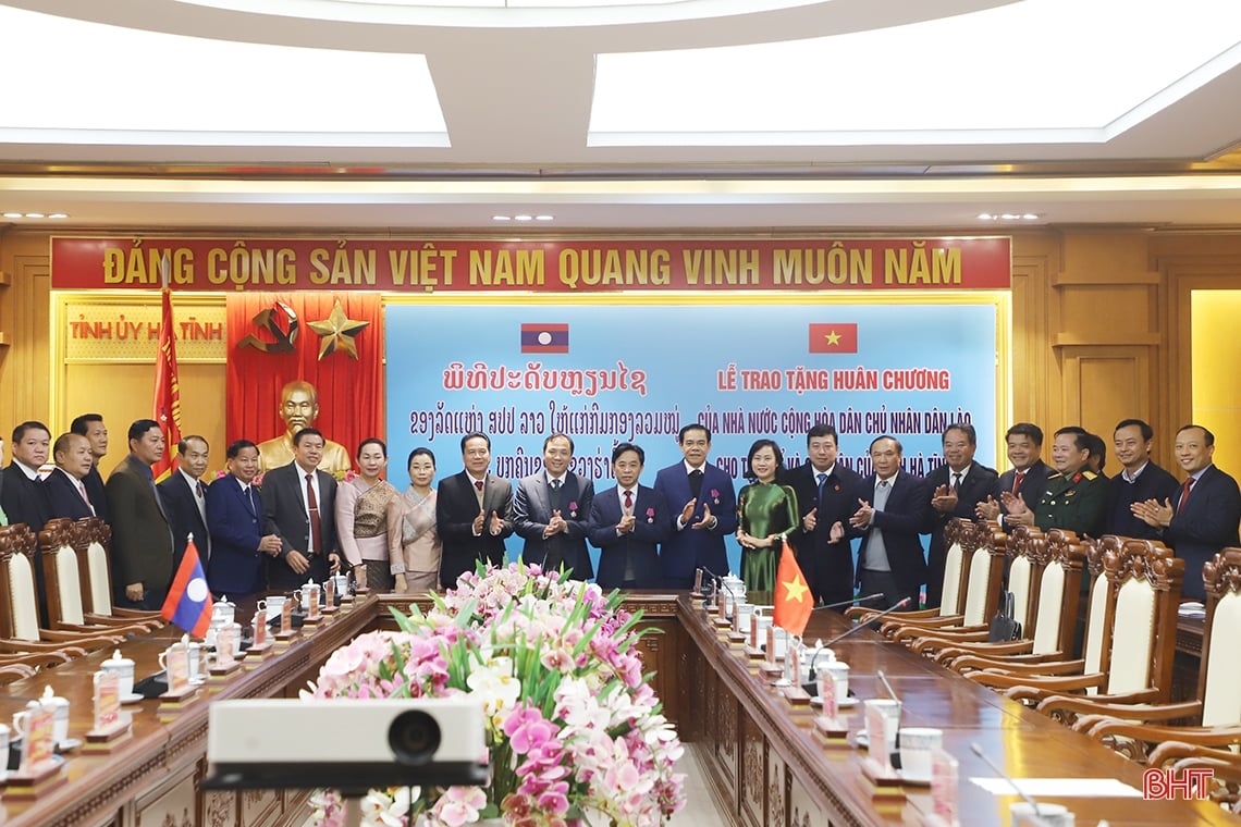 Remise de la Médaille du Travail de Première Classe de l'État du Laos à la province de Ha Tinh