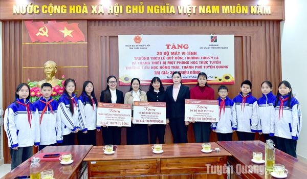 Don d'ordinateurs et de matériel pédagogique aux écoles du district de Ham Yen et de la ville de Tuyen Quang