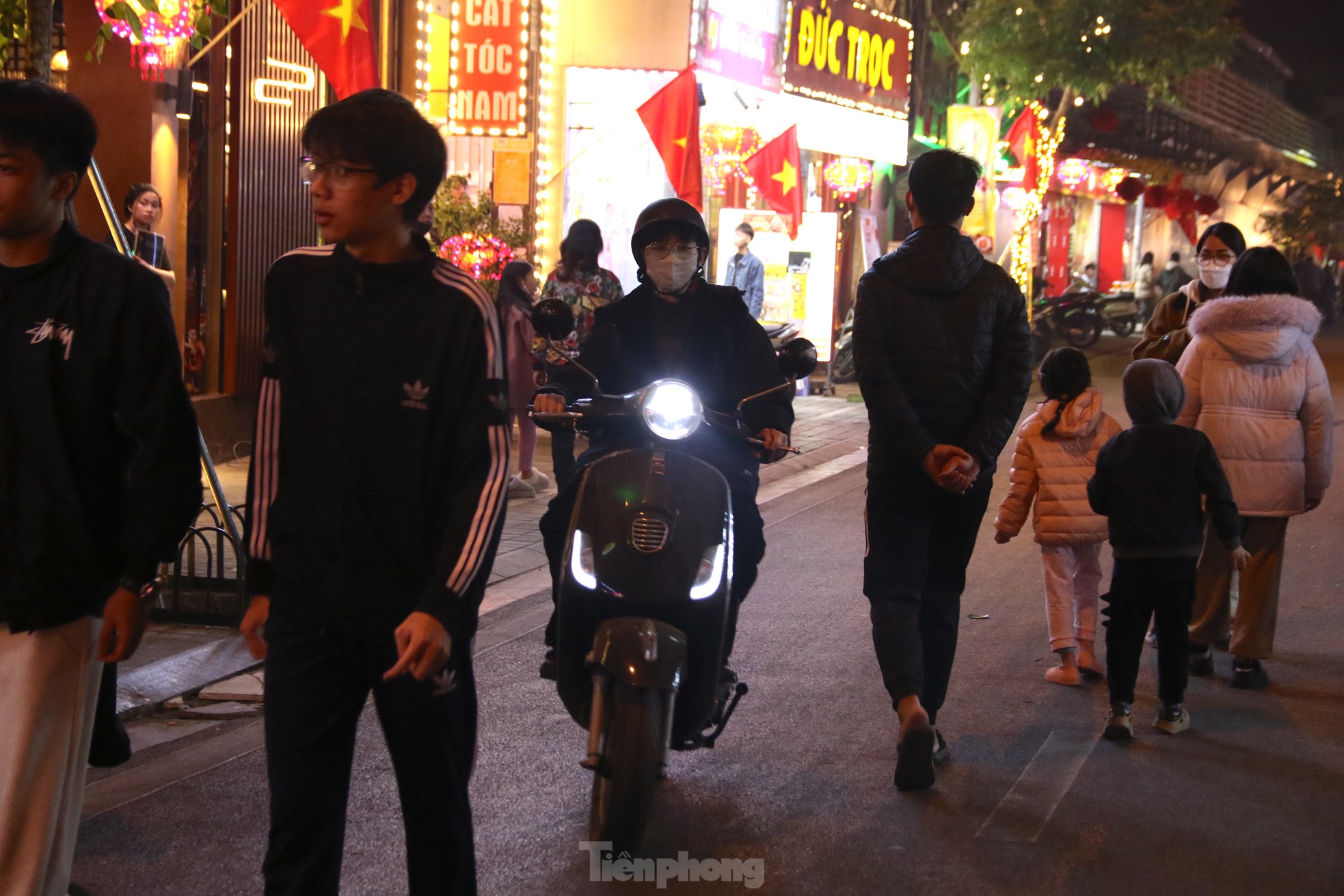 Chaos dans la rue gastronomique récemment ouverte à Hanoi, photo 11